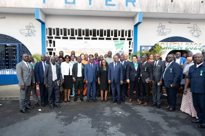 Cérémonie de décoration dans l'ordre du mérite de l'Education Nationale, La DEEP, l'une de ses collaboratrice et deux fondateurs d'établissements privés décorés